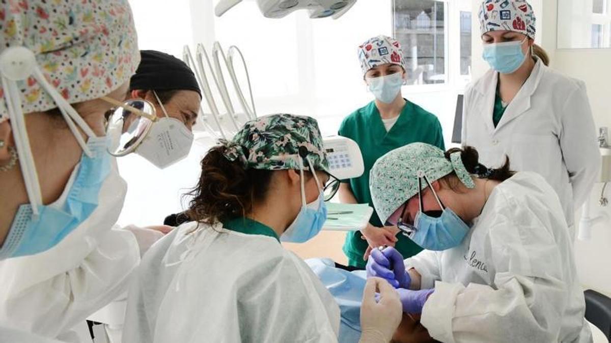 Más da metade dos alumnos de primeiro de Odontoloxía son de fóra de Galicia: hai 12 iranianos
