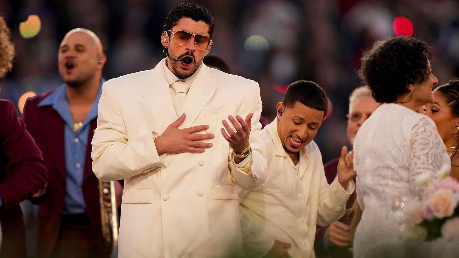 Bad Bunny sorprende ao persoal de Zara en Arteixo cun agasallo tras vestir da marca galega na Super Bowl