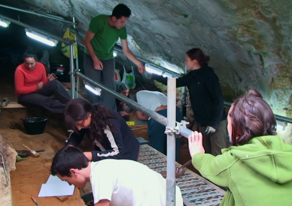 Vigo acolle a estrea de ‘O camiño de Cova Eirós’, o documental que segue o nacemento da arte paleolítica en Galicia