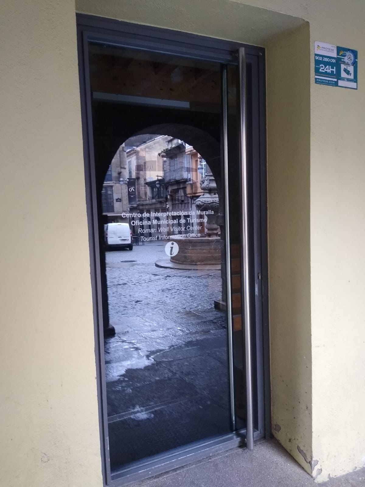 A asociación Lugo Monumental considera preocupante que “o Concello non fose quen de solucionar os problemas de ratas e malos cheiros da oficina de turismo”