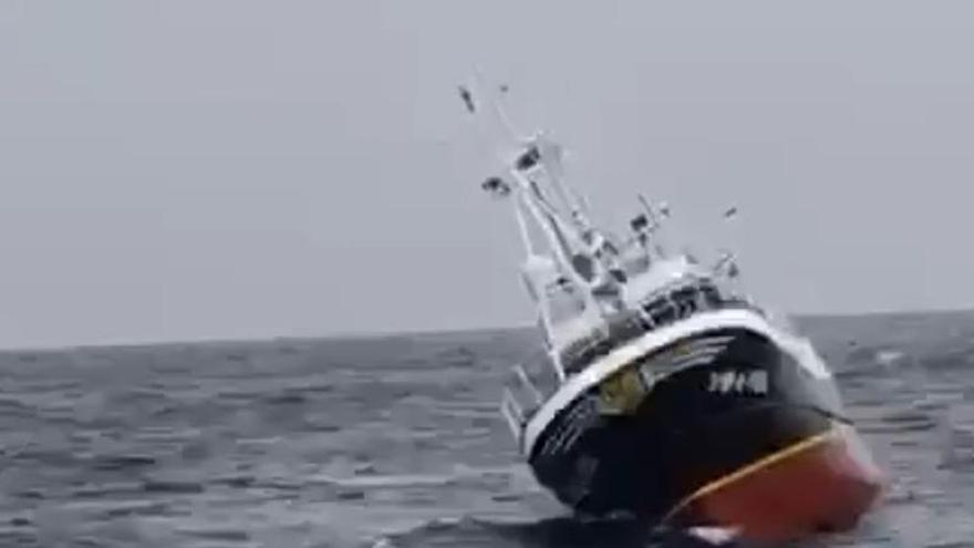 O mal tempo complica a situación do pesqueiro á deriva ao norte de Ortegal