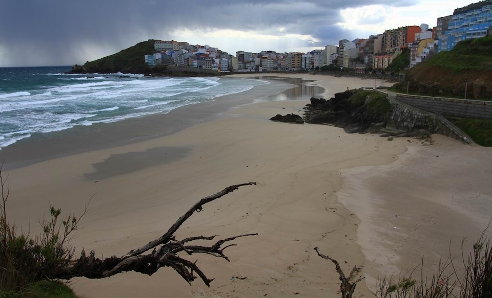 Dous monitores de surf rescatan unha familia en apuros na praia de Malpica