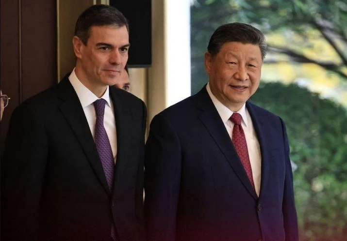 Sánchez aterra en Pequín para abrir unha axenda crave con Xi Jinping e reforzar a relación con China