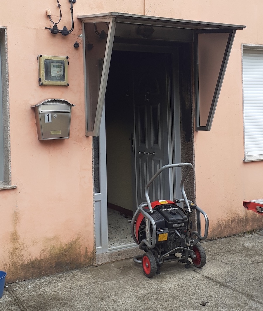 Unha muller evacuada tras un incendio na súa vivenda en Coristanco