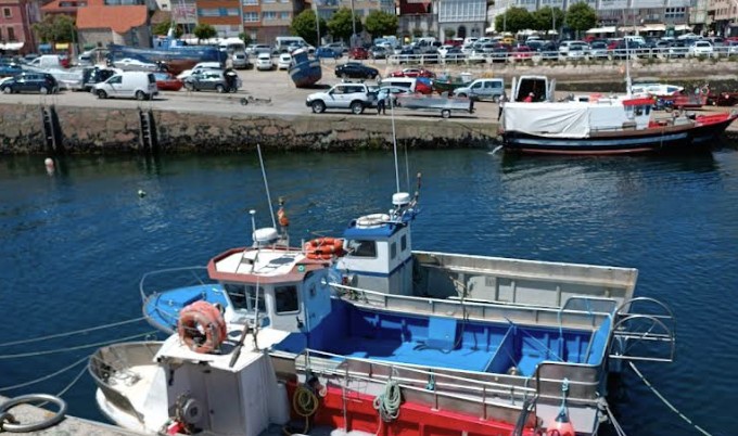Cadáver encadeado aparece flotando no porto de Ribeira