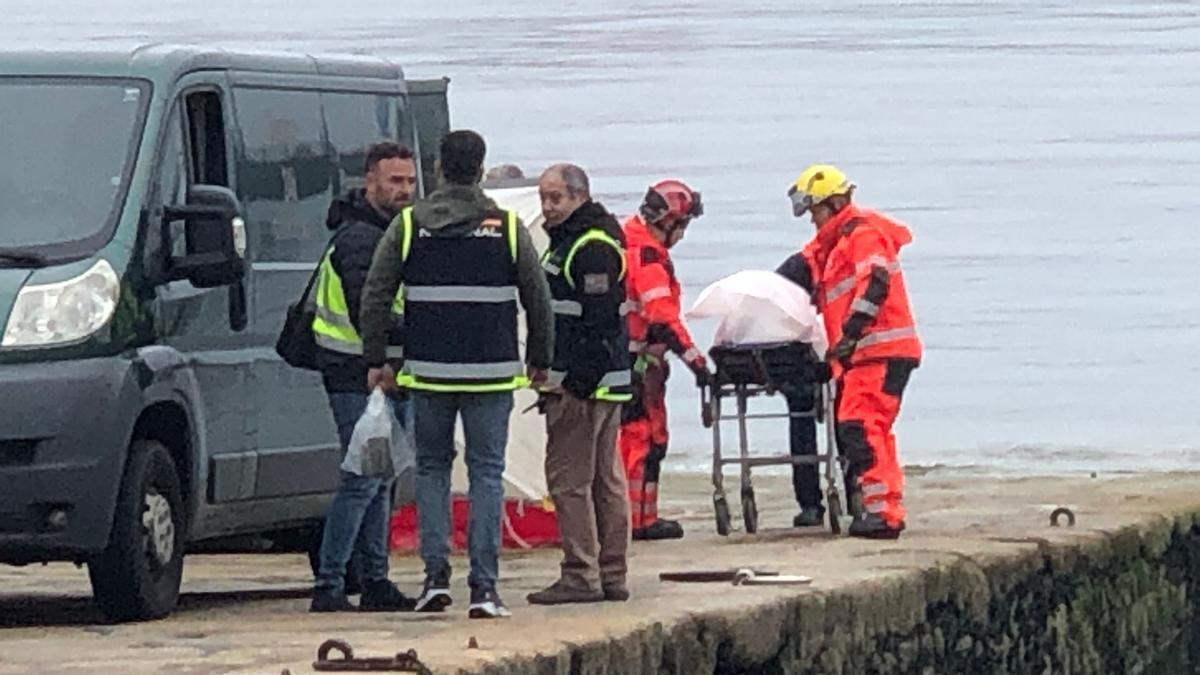 Que se sabe do cadáver encadeado no porto de Ribeira? A Policía investiga se o home foi asasinado ou se suicidou