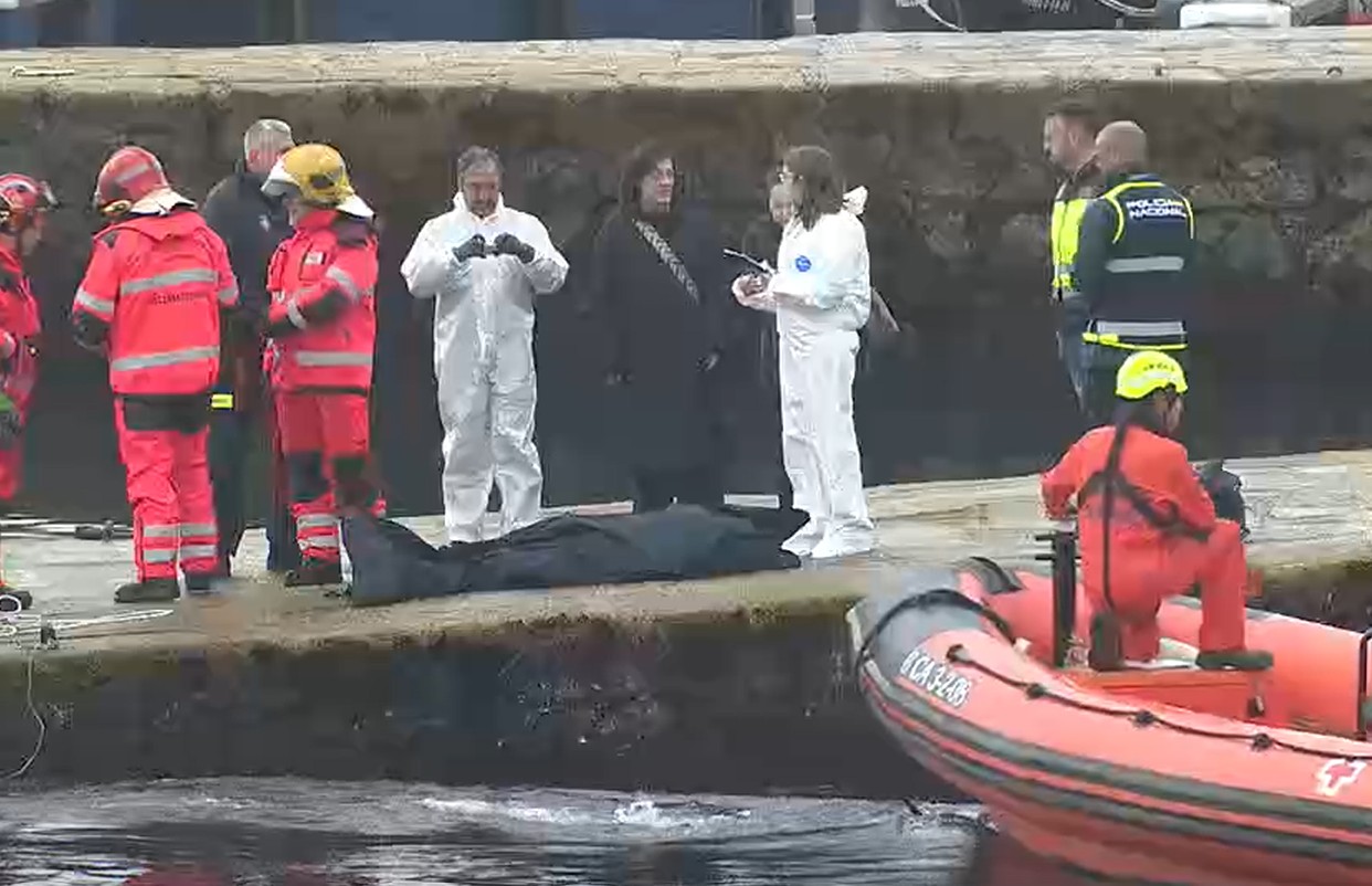 Quen pechou o cadeado para que Amador afogásese encadeado no porto de Ribeira?