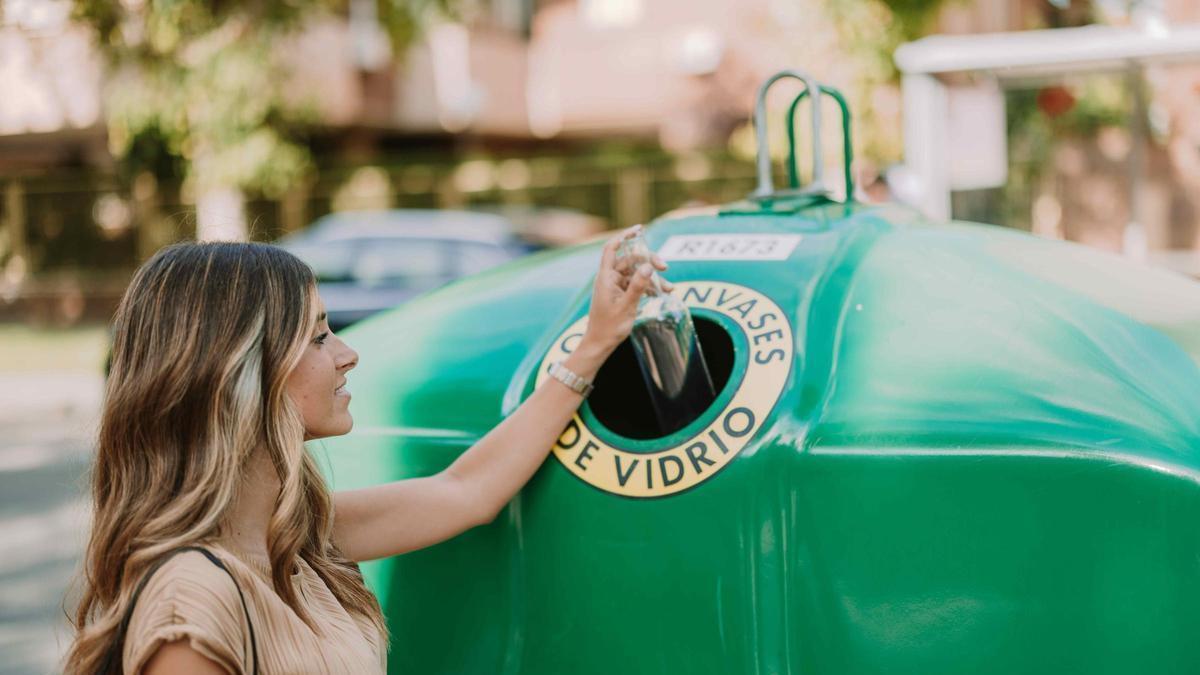 Galicia recicla menos vidro: cada veciño deposita 56 envases ao ano e segue por baixo de España