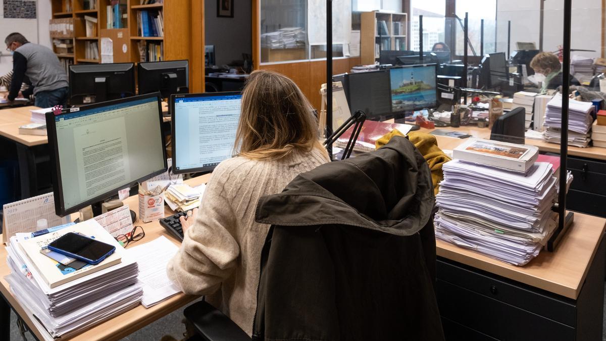A Xunta acomete o maior movemento de persoal da súa historia: 3.200 empregados públicos cambian de posto, o 12 por cento de todo o persoal