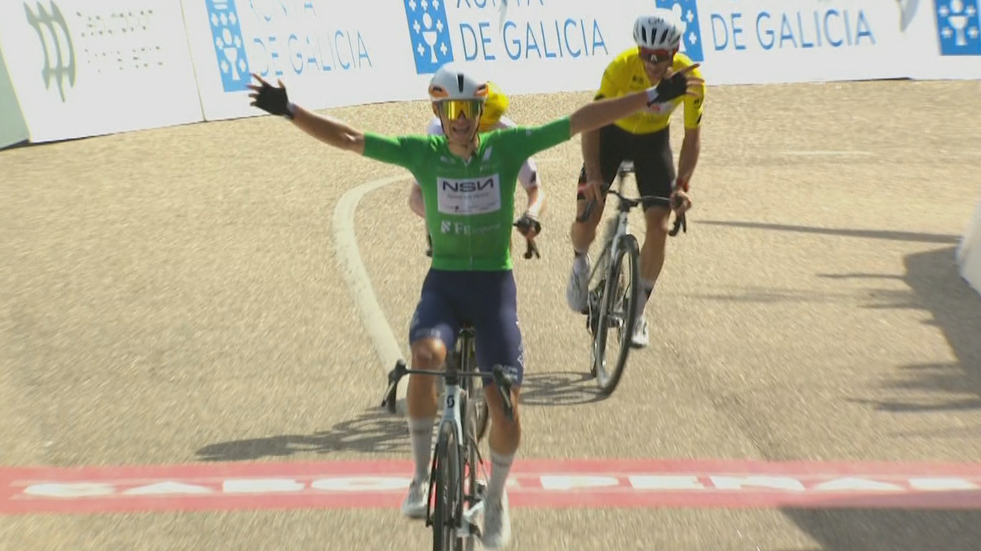 Adam Yates defende o amarelo e gaña o Gran Camiño