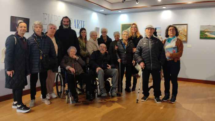 A mostra EmpoderArte de Ribeira recibe a visita do Centro de Día da Pobra do Caramiñal