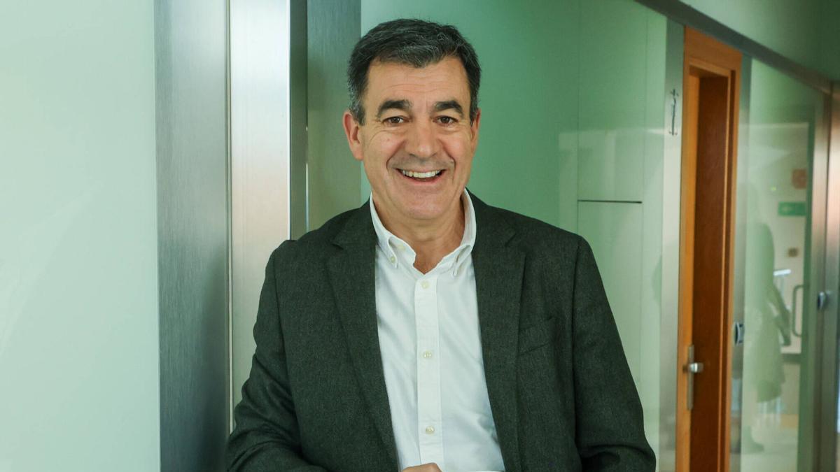 Román Rodríguez, conselleiro de Educación: «Prohibiranse as comunicacións por WhatsApp entre familias e profesores»