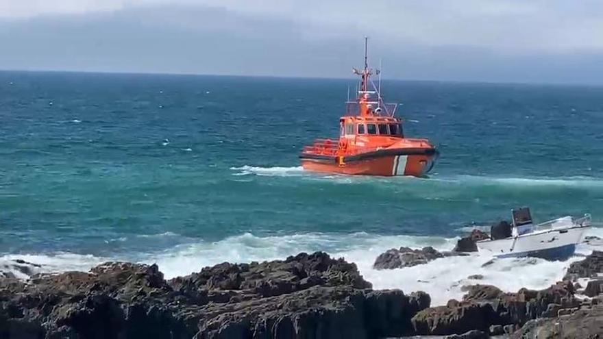 Rescatan cunhas cordas aos dous tripulantes dunha planadora que encallou nunhas rocas en Ou Porto do Son
