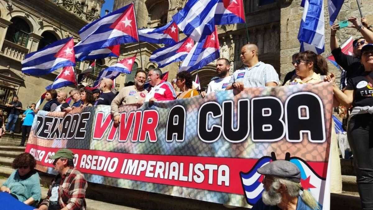 O pobo galego exhibe en Compostela a súa solidariedade con Cuba: "Contra o bloqueo e as inxerencias inaquis"