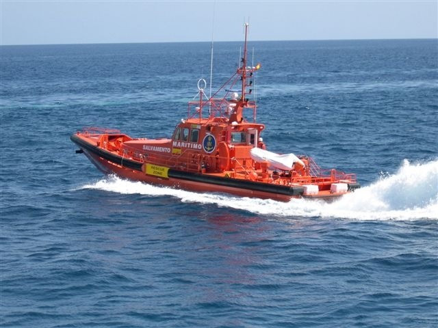 Remolcan a unha planadora que encallara nunhas rocas en Porto do Son
