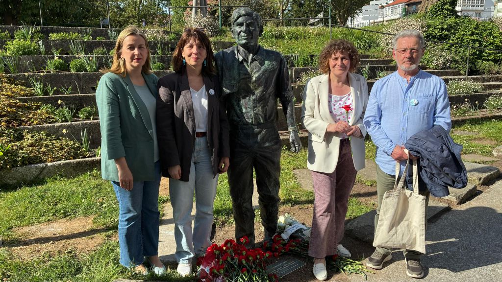 Santiago lembra a Moncho Reboiras inaugurando unha estatua na Carreira do Conde
