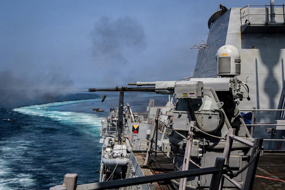 Estados Unidos intercepta un barco iraniano en Ormuz e fai cambalear as negociacións pola paz