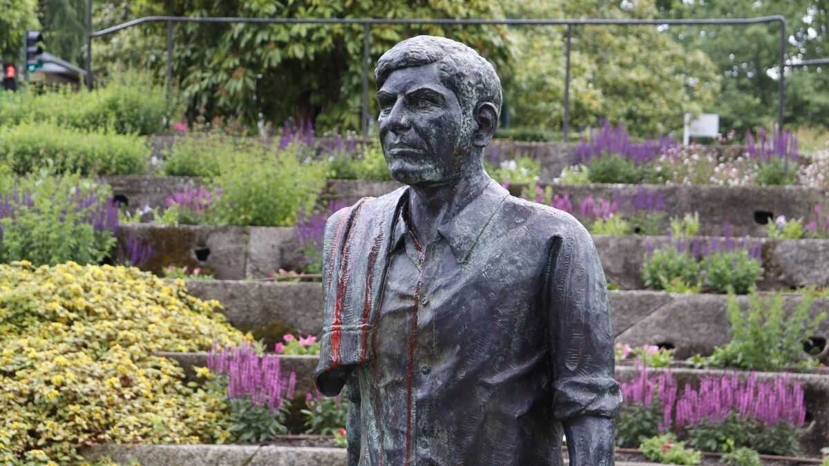 A Fundación Moncho Reboiras condena o “atentado fascista” contra a efixie de Compostela e anuncia accións xudiciais