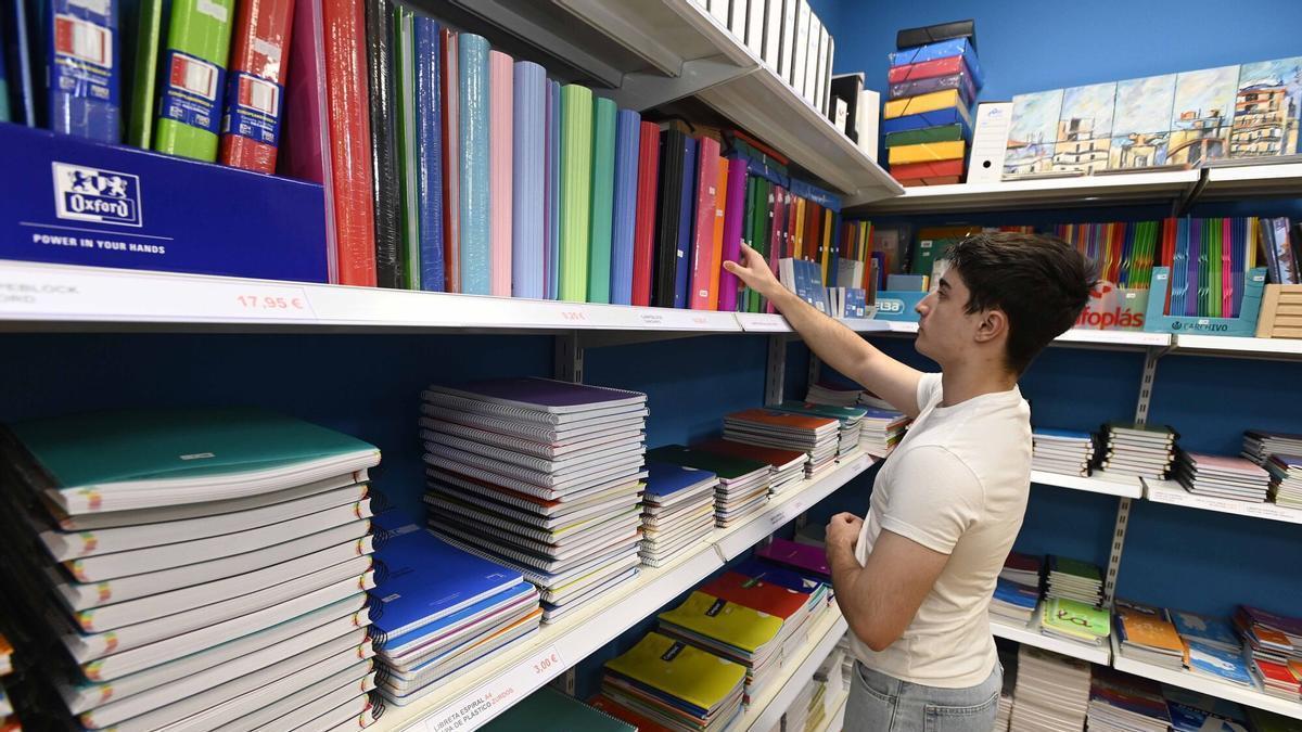 Previr a costa de setembro: Galicia abre o prazo para solicitar axudas de ata 300 euros para libros e material escolar