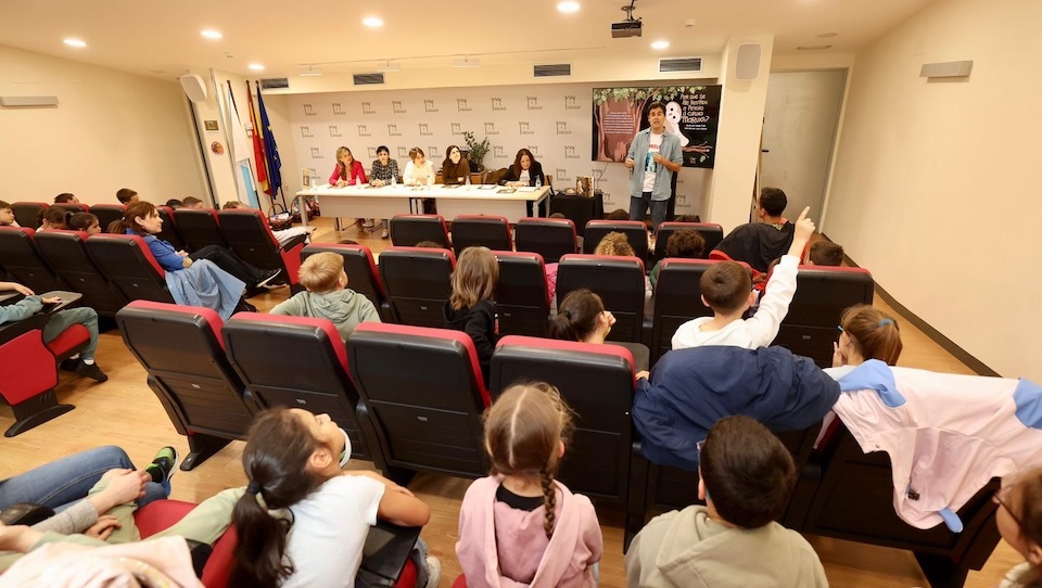 Sergio Trillo e Laura Suárez presentaron o conto infantil para combater a soidade non desexada desde a infancia