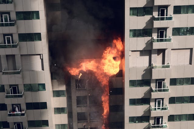 Rescatan polo balcón a unha muller atrapada polo fume en Redondela