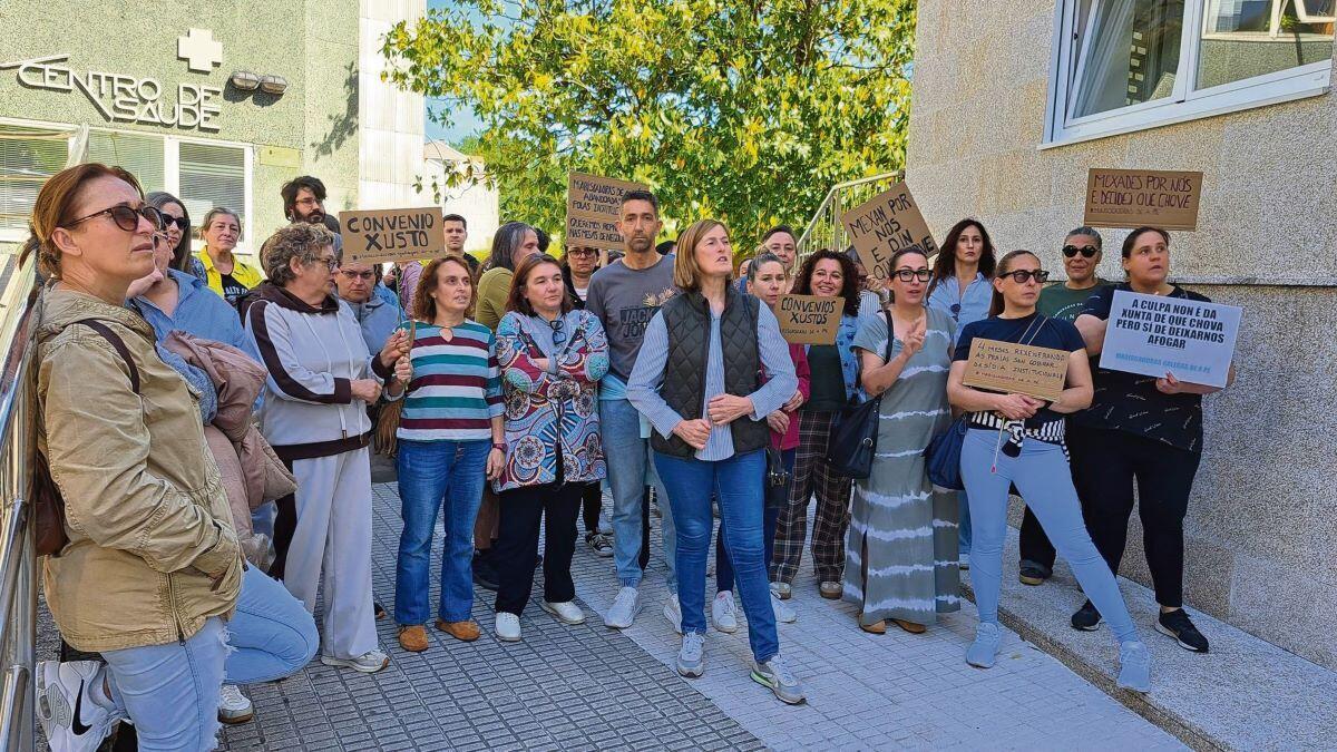 As mariscadoras de Noia protestan contra as políticas da conselleira do Mar