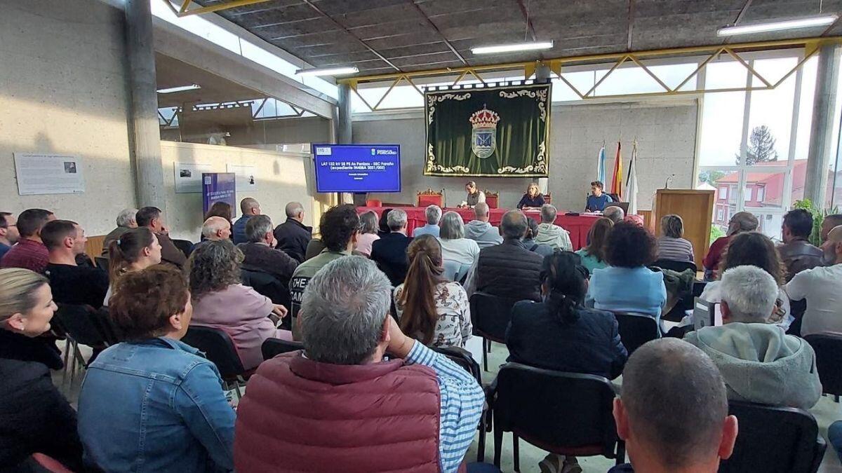 “A defensa da nosa comarca é imparábel”: presentan 2.000 alegacións contra a liña de alta tensión que atravesaría Forcarei