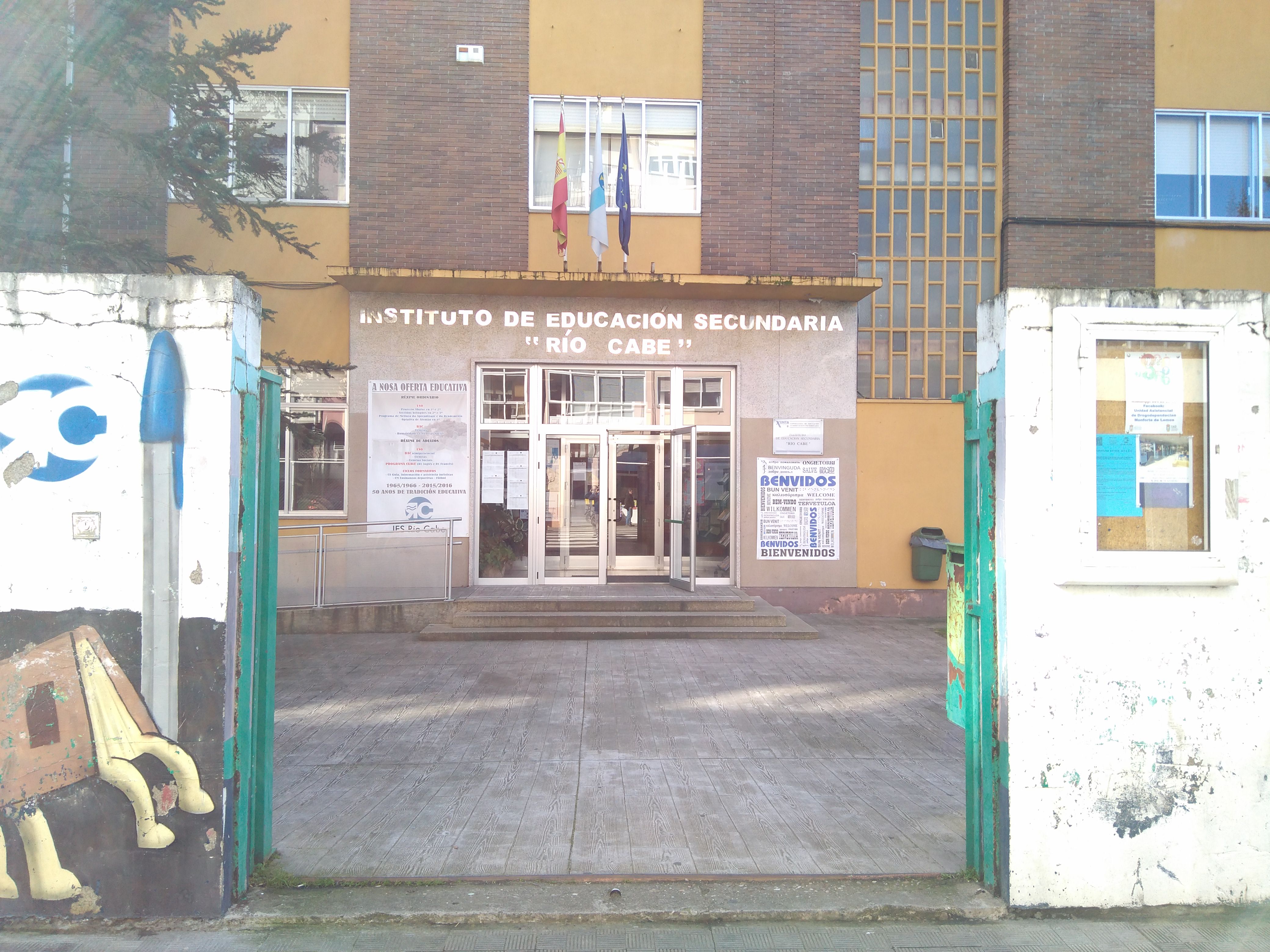 O profesorado do IES Río Cabe mobilízase contra os recortes