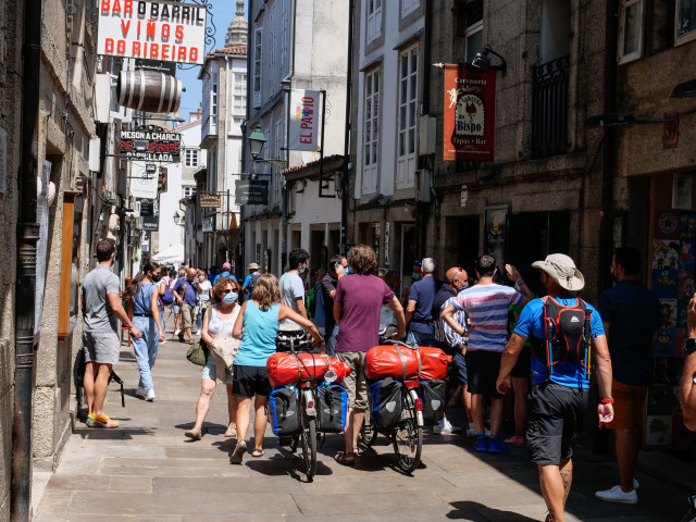 Santiago prohibe o uso de patinetes e VMP de uso turístico na zona histórica e regula as bicicletas