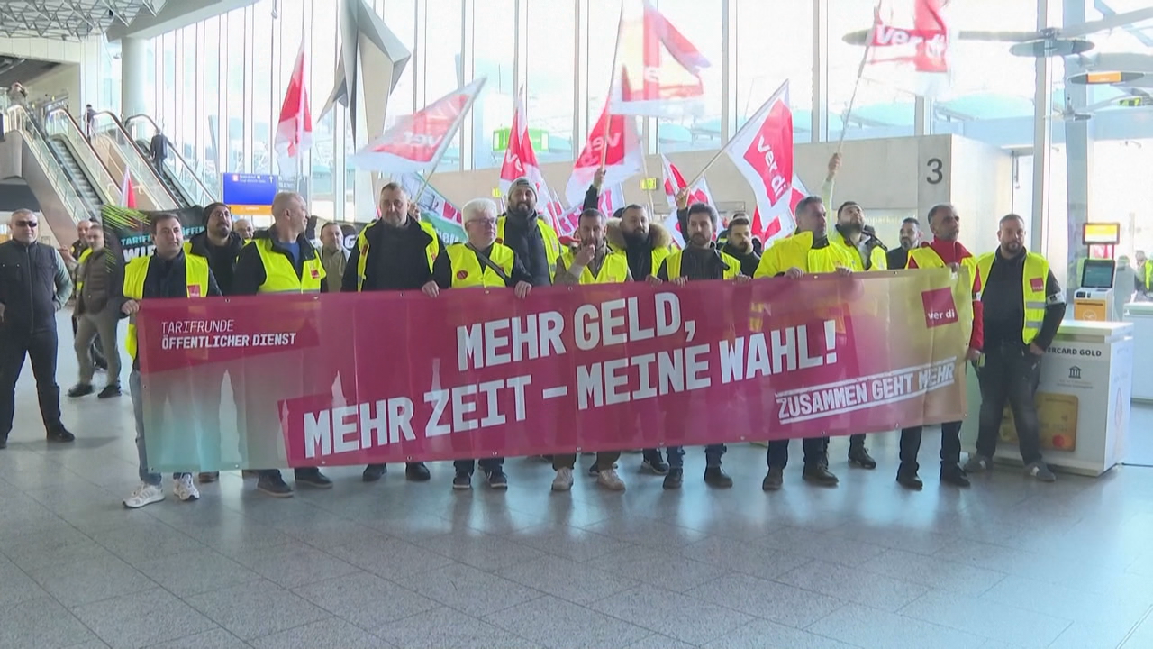 A folga de once aeroportos alemáns provoca a cancelación de 127 voos en España este luns