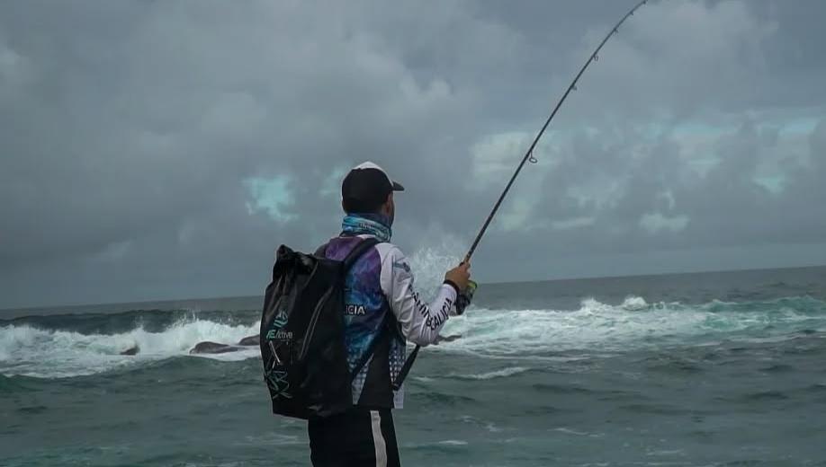 Carlos Grille, o mozo de 18 anos que ensina que a pesca deportiva é compatible coa supervivencia da captura