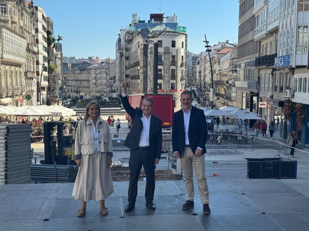 Comeza en Vigo a montaxe da árbore de Nadal “máis importante do planeta”