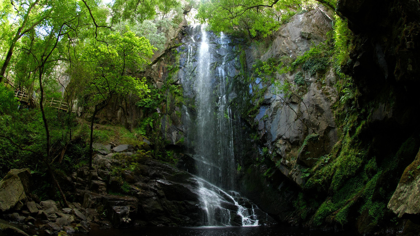 Ingresado en estado grave o home rescatado tras caer na fervenza de Augacaída, en Pantón