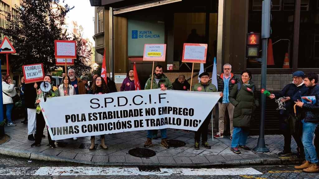 Bombeiros forestais vense "infrautilizados" mentres a cinza deixa Valdeorras sen auga: a contaminación agravarase, avisan as Alcaldías