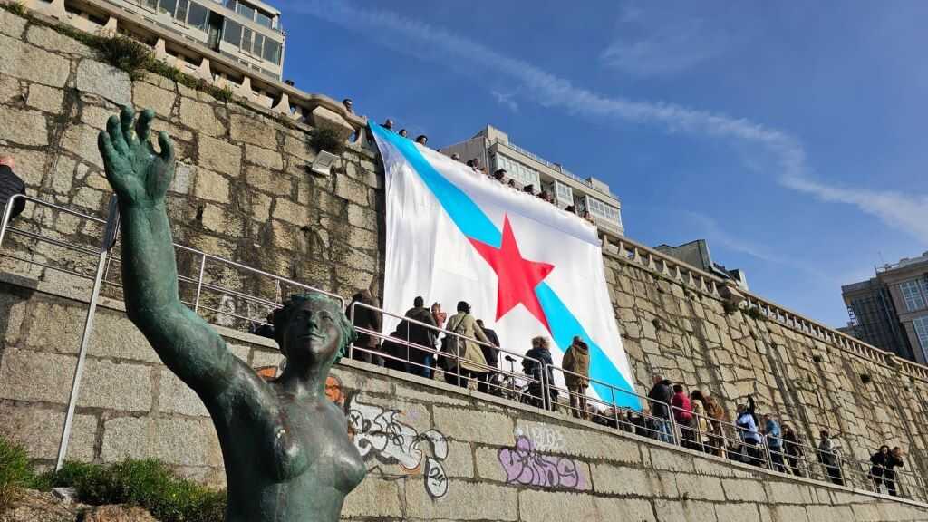 Vía Galega coordina izados simultáneos da bandeira en 24 localidades no aniversario da I Asemblea Nacionalista