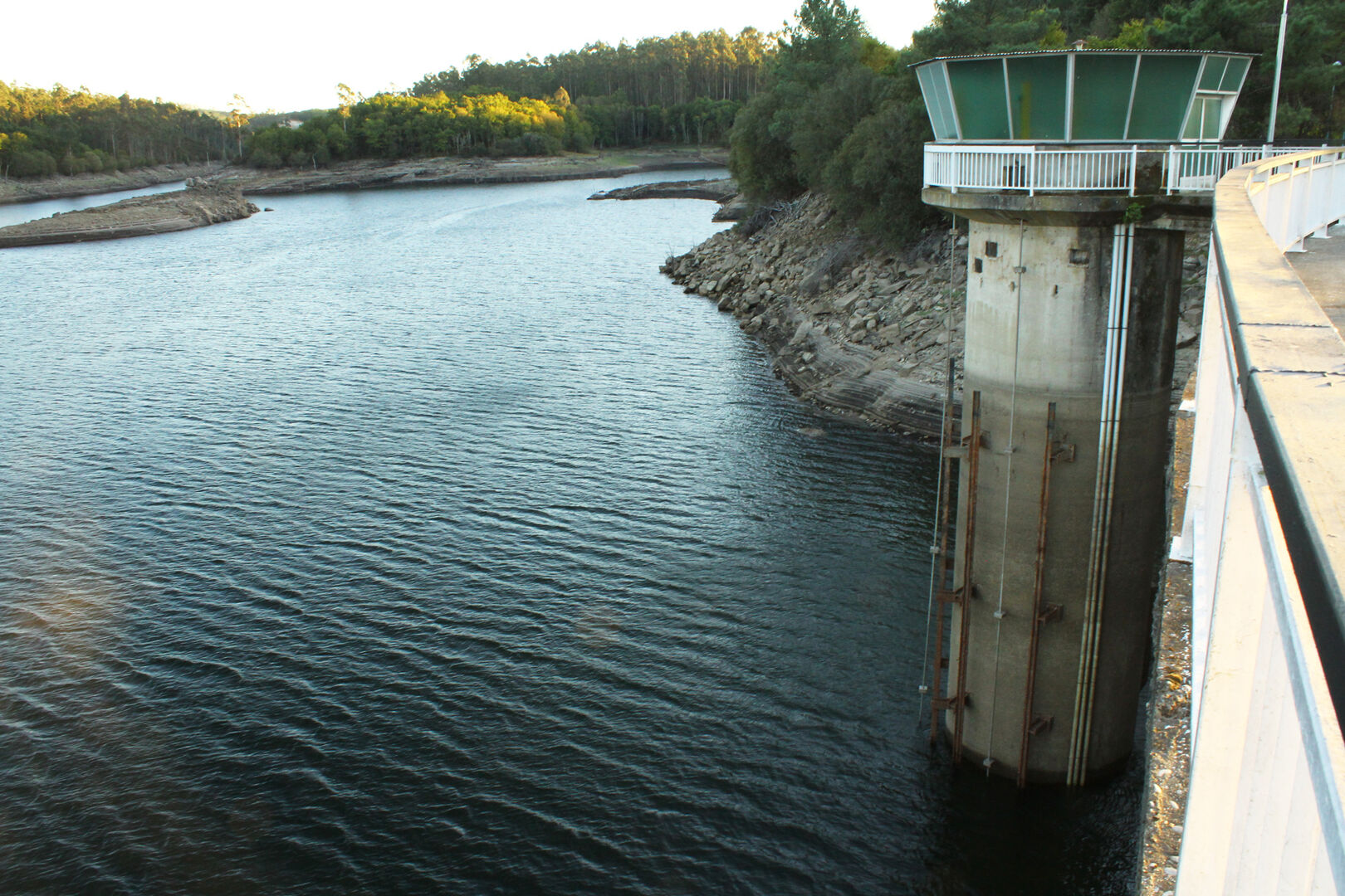 A Xunta urxe a Caballero a abordar as válvulas danadas da presa de Eiras
