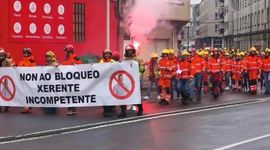 Os Bombeiros comarcais saíron á rúa en Carballo o cumprimento dos acordos
