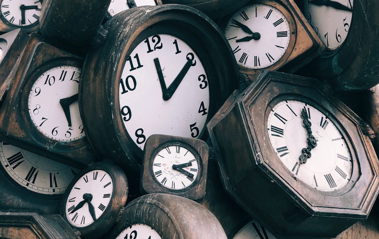 É o tempo unha propiedade emerxente?