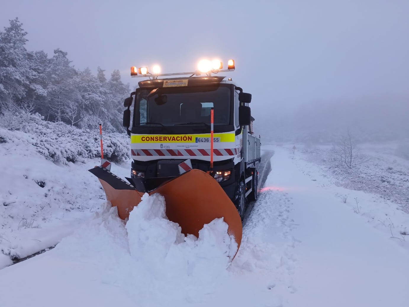 O dispositivo da Deputación despexa a neve das estradas na Montaña e alerta que o peor chegará cara o mediodía